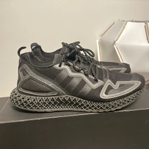 Adidas 4D  - Adidas 4D Springskor.  Storlek 42.  Haft dom en sommar  men sparsamt använda så de är i bra skick, 8/10. Nypris 2299kr