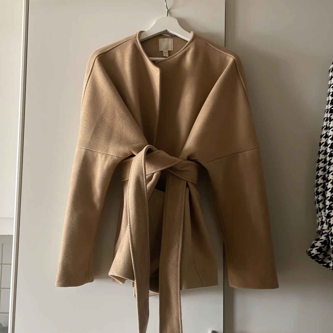 Fin beige kort kappa från hm  - 91