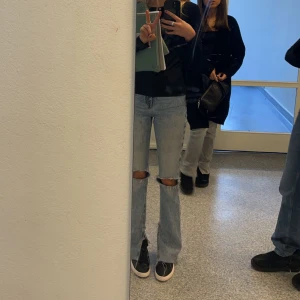 Jeans - Jeans frpn zara i strl 32 men går på mig som bär 34/36. De har slits på innerbenenet längst ner och är använda fåtal gånger. Finns inte i sortimentet längre. Nypris 500kr