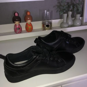 Svarta sneakers - Nu säljer jag mina svarta sneakers som jag har använt runt 3 gånger. Dom är i ett bra skick och det är storlek 41👍🏻 