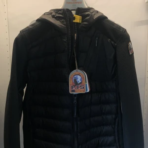 Parajumper Cardigan - Parajumper cardigan, storlek S, Cond 10/10 helt ny med tags (nypris på jackan är ungefär 4000kr)