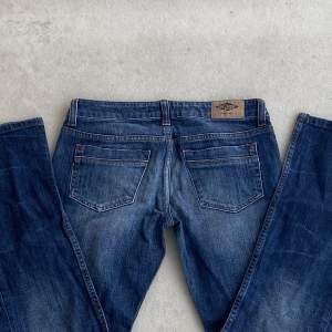 jeans från Lee Cooper med snygga fickor! för små för mig så har tyvärr inga bilder på  Mått:  midja: 38cm innerbenslängd: 70cm över låret: 26cm