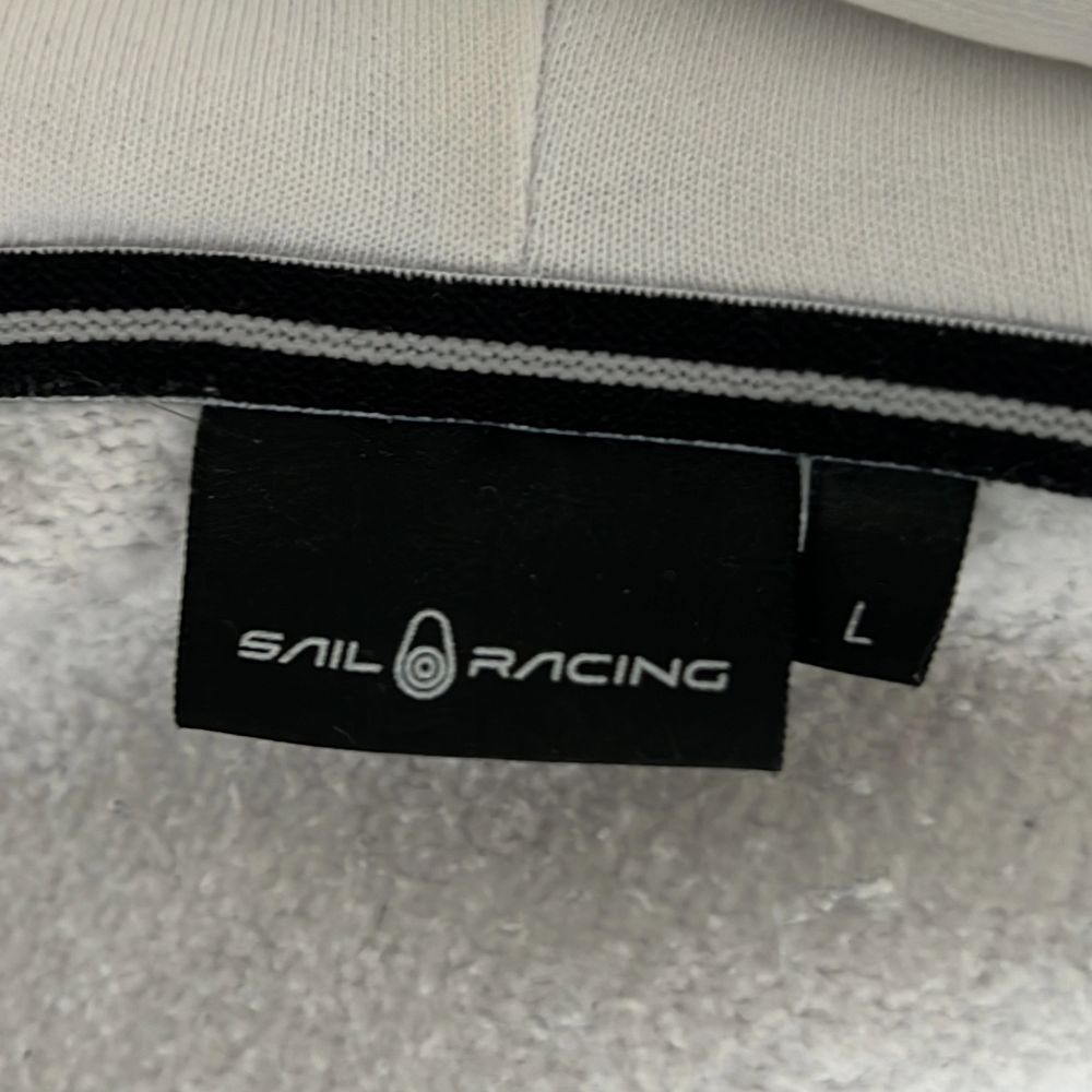 Denna sail racing koftan har jag haft väldigt länge då den inte har kommit till användning sen förra året. Den passar för både L och M. Pris kan diskuteras och personen själv står för frakten!. Tröjor & Koftor.