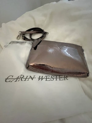 Carin Wester Väska - Oanvänd väska från Carin Wester! Band till väskan, plånbok och skyddspåse kommer med💕