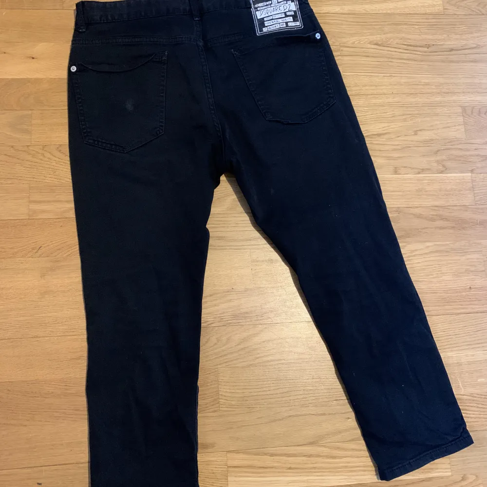 Ett par äkta dsquared2 jeans i storlek 16Y så passar dig om du är 150-165. Köpt på NK för 2lax men säljer för 500 pga ett hål i fickan. Jeans & Byxor.