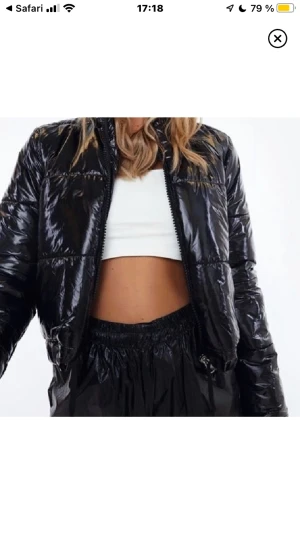 City Runway Puffer Jacket - Säljer denna helt oanvända jackan från Chiquelle. Den har några missfärgningar på grund av att den har stått i garderoben ett tag.