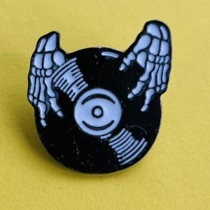 Scary pin 🖤 - Fri frakt 🖤