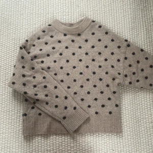 Prickig tjocktröja  - En prickig tjocktröja från HM. Använd ett par gånger men är fortfarande i bra skick👍💗