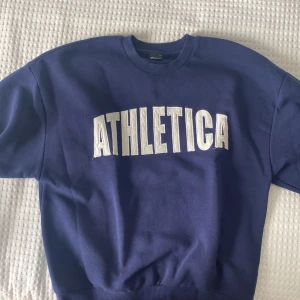 Collagetröja gina tricot - Jättefin collagetröja från Gina tricot i ett jättebra skick! 