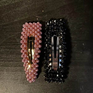 Hårspännen  - Super fina hårspännen med små pärlor på💗 aldrig använda så inga defekter. 10kr styck eller båda för 15kr.