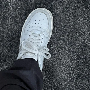 Nike air force i storlek 36  - Nike air force i storlek 36. Skiftar i färg beroende på ljus. Pris 100 kr, sparsamt använda 