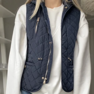 Zara väst🙈 - Supersnygg och trendig väst från zara i en superfin marinblå färg🫶🏼mycket fint skick!! Storlek 164 men passar mig som har xs/s i vanliga fall🙈perfekt nu till våren🤍