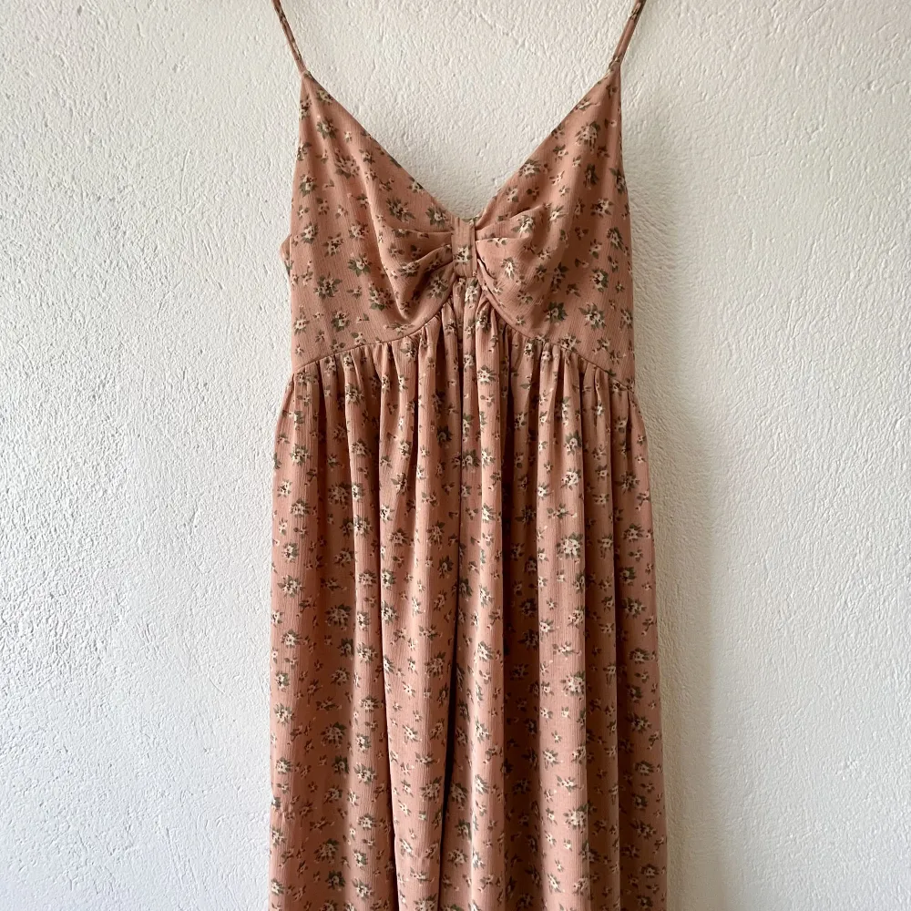 Super cute floral summer romper. I’ve had for many years and it great condition. Perfect for midsummer . Klänningar.