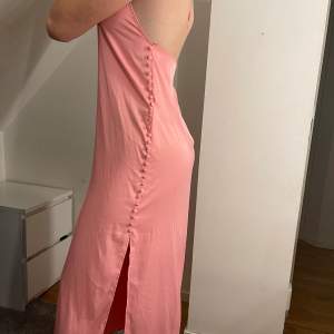 Rosa maxi klänning med halterneck, slits och fina knappdetaljer från Zara. Storlek M 🫶🏼