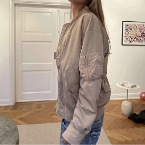 Jacka från Filippa K💗💗 - säljer min älskade bomberjacka från Filippa k❤️pris förhandlingsbart bra och varmt material! Perfekt nu inför våren❤️