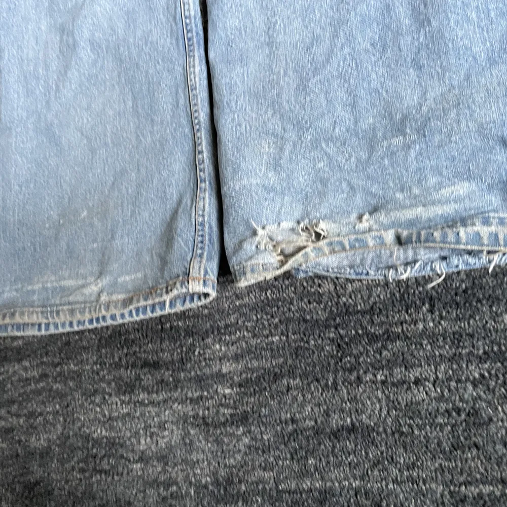 Loose fit/baggy blåa weekday jeans i okej skick. Lite slitna i benöppningen men annars ser de bra ut. I storlek w26 l30. Jeans & Byxor.