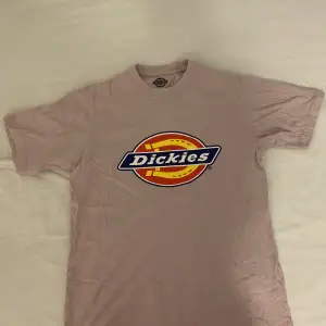 Dickies t-shirt, Storlek XS nypris 299kr knappt använd, bra skick!!