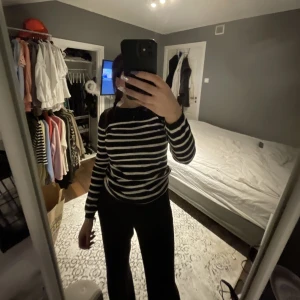 Marinblå randig tröja - Jättefin randig tröja i marinblå, bra skick