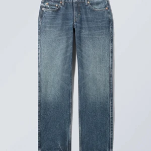 Low arrow jeans - Byxor från weekday säljer pga av att jag inte andvänd. Andväda fåtal gånger. Orgenal pris 590kr mitt pris 290. Kom hjärna med eget förslag