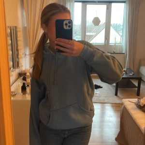 Blå hoodie - Jätte fin blå hoodie från Bik Bok, aningen nopprig men bra skick annars:) 250+frakt, nypris 399