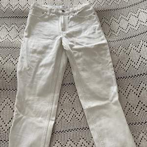 Oanvända vita jeans från Mango. De är i storleken 36, men skulle nog påstå att de är mera som 34.