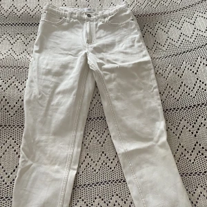 Vita Mom Jeans - Oanvända vita jeans från Mango. De är i storleken 36, men skulle nog påstå att de är mera som 34.