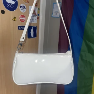 vit väska - en liten vit väska som är perfekt till sommaren! den är aldrig använd men ändå inte i det finaste skicket med ett väck på remmen från att ha hängt och två väck på ena sidan.💗