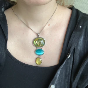 Retro halsband  - Gulligt halsband med stenar i olika färger! 