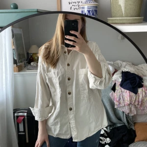 Over Shirt  - En fin Over Shirt i en ljusgul/ljusbeige färg. Perfekt över en T-shirt, som skjorta eller jacka på våren. 