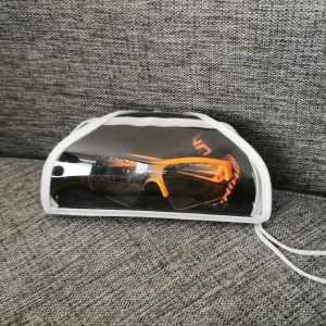 EYEWEAR VICTORY JUNIOR ORANGE/BLACK - Moderna skyddsglasögon i juniorstorlek, speciellt framtagna för innebandy. Justerbart huvudband. Okrossbara, imfria glas. Rekommenderas av IFF. Levereras med praktiskt skyddsfodral.