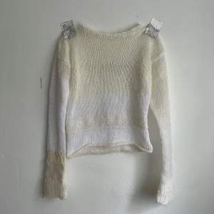 Handstickad tröja i secondhandfyndat vitt garn i olika nyanser och material (bomull, mohair, ull och akryl) storlek s-m