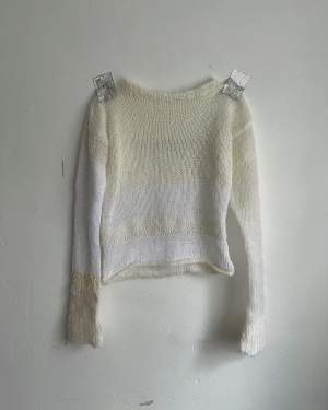 Handstickad tröja i secondhandfyndat vitt garn i olika nyanser och material (bomull, mohair, ull och akryl) storlek s-m