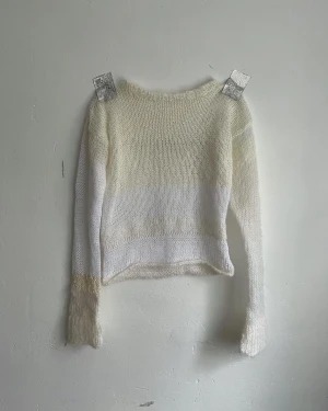 Handstickad tröja - Handstickad tröja i secondhandfyndat vitt garn i olika nyanser och material (bomull, mohair, ull och akryl) storlek s-m