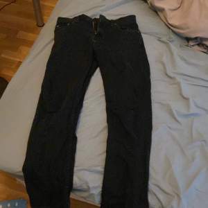 Säljer nu mina Svarta Levis jeans då jag växt ur dem. Dem är raka och passade perfket på mig när jag var runt 170-175 och ganska smal kroppsbyggnad. Dem har ett litet slitage på vänster fram ficka annars är dem bra.
