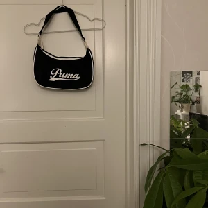 Väska Puma🤍 - Svart axelväska med vita detaljer från Puma. Aldrig använd. Kan mötas i Göteborg eller skicka, köparen står för frakt. 