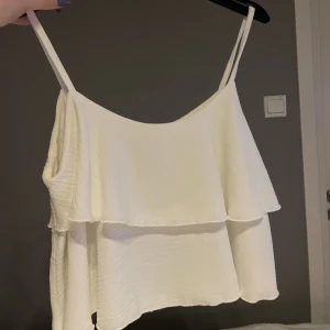 Vitt fest linne - Super fint och lätt fest linne eller bara ett linne man vill ha under sommaren. Väldigt bra skick. Den har ingen speciell storlek men skulle säga att den passar alla mellan S-M