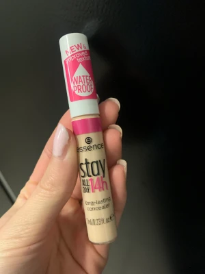 Concealer  - Helt ny concealer från Essence i färgen light honey. 40kr inklusive frakt🌸