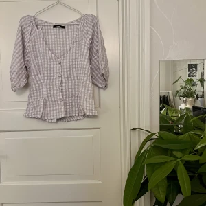 Rutig blus🤍 - Lila/Vit rutig blus. Från Bikbok, storlek M. Endast provad. Kan mötas i Göteborg eller skicka, köparen står för frakt.