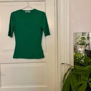 Grön tröja🤍 - Grön tröja från NAKD. Storlek S. Använd en gång. Kan mötas i Göteborg eller skicka, köparen står för frakt.