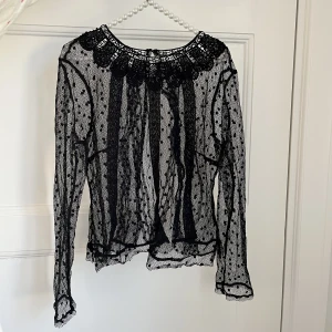 Topp!  - Så snygg festtopp! Den är alldeles för liten för mig som har M så fråga inte om bilder på för har inga:)❤️ Passar en xs