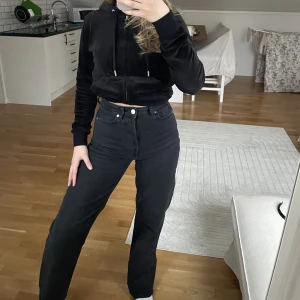 Raka svarta jeans  - Raka svarta högmidjade jeans från bik bok i storlek 25. Säljer för dom inte används längre. Bara att höra av sig vid frågor!🫶🏻
