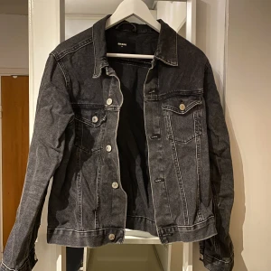 Jeansjacka  - Jättefin jeansjacka i svart! I storlek Medium 