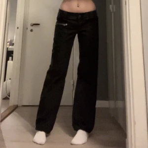 Lågmidjade only jeans - Svarta lågmidjade only jeans. Vet inte storleken men passar som 36. Fint skick, inga hål eller fläckar. Endast testade. Bra längd för mig som är 170cm lång. Köparen står för frakten!