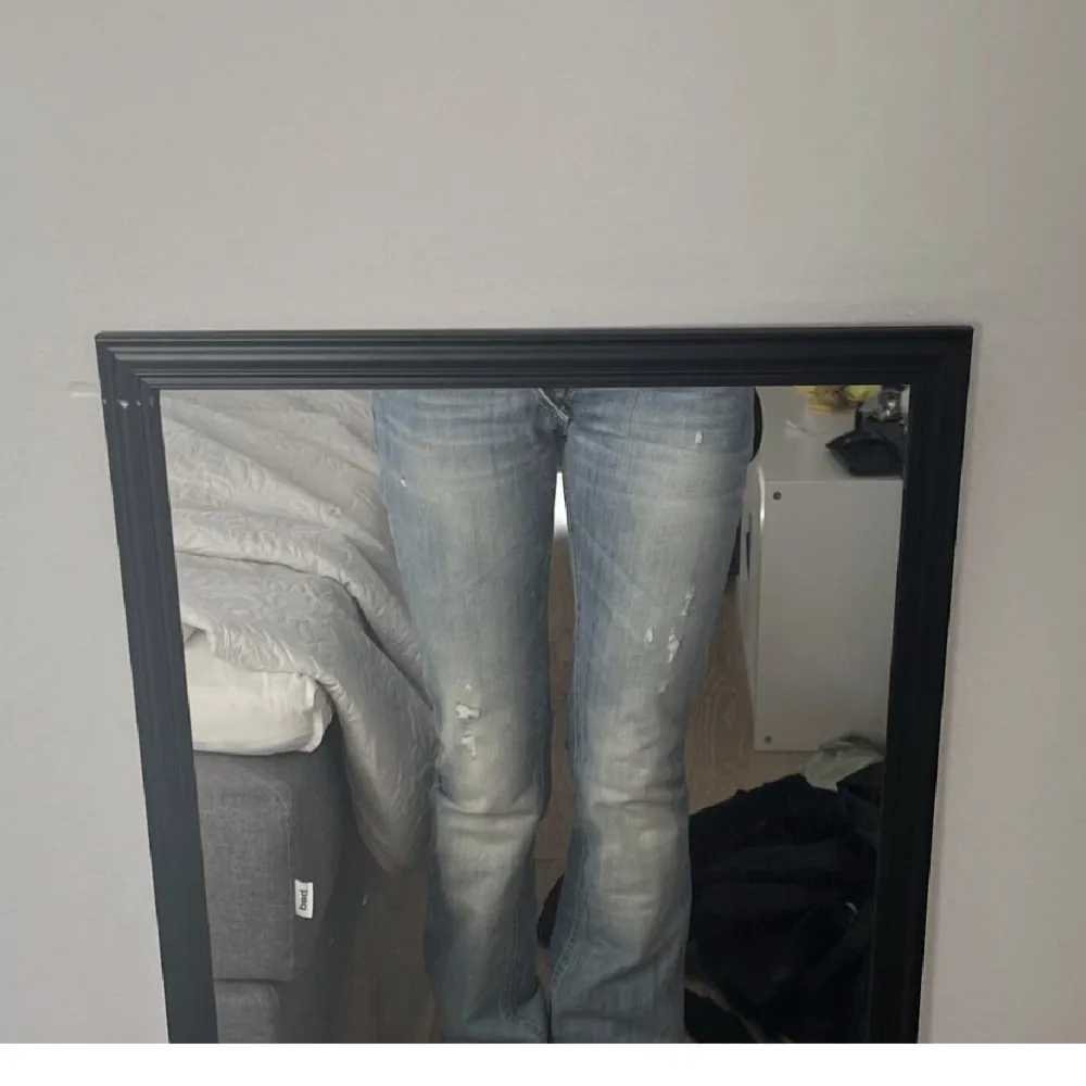 Lägger ut mina oanvända jeans igen som var väldigt populära, prislapp finns kvar💕. Jeans & Byxor.