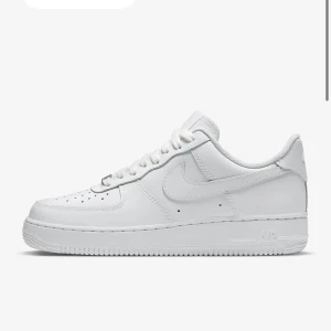 Nike skor - Säljer dessa Nike air force 1 skorna. Använd några gånger men har ej några skador alls. 