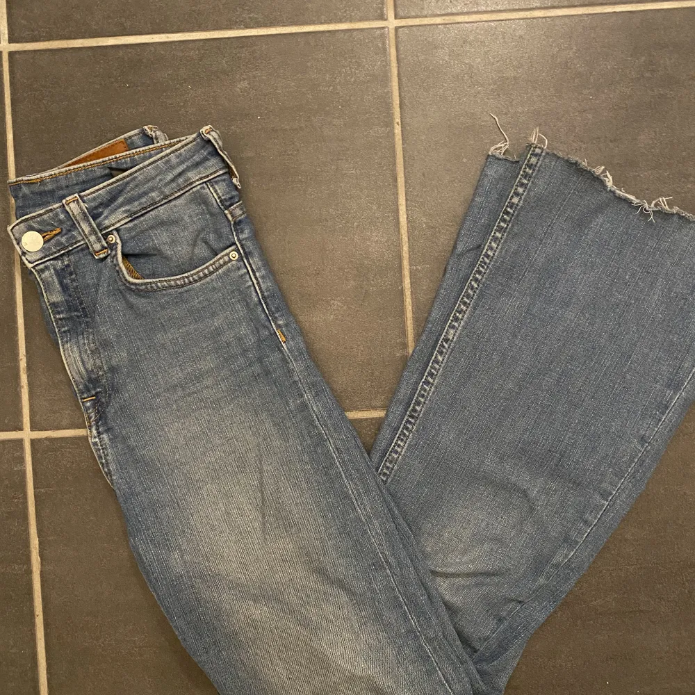 Bootcut jeans från H&m, strl 36 men ganska små i storlek, skulle passa någon under 160 då de är för korta på mig ❤️ 50kr+frakt . Jeans & Byxor.