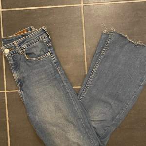 Bootcut jeans från H&m, strl 36 men ganska små i storlek, skulle passa någon under 160 då de är för korta på mig ❤️ 50kr+frakt 