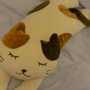 Squishmallow lik- katt - En gosedjur som är rätt så stor i storleken. Super mjuk och tyget har nästan samma känsla som en squishmallow. Har haft i ungefär 1 år och den är utan smuts! Frakt tillkommer❤️