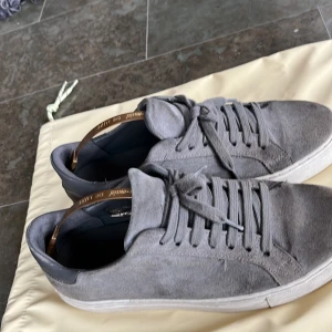 Arigato skor mocka grå - Dessa riktigt fina mocka skor har knappt någon cruising och har ej använts många gånger. Kan diskutera pris.