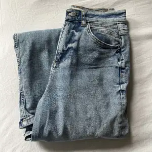 Superfina jeans som tyvärr är förstora, i storleken EU 34- Xtra Short. Aldrig använda utan endast testade.  Kostar 599kr nya, nu 299kr.  (Bild lånad från Madlady)   Skriv om ni har frågor!! 